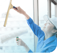 窓を掃除する女性